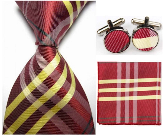 Cravate rouge et jaune avec mouchoir et boutonnière