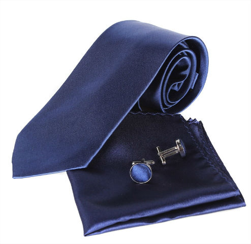 Cravate bleu avec mouchoir de poche et boutonnière