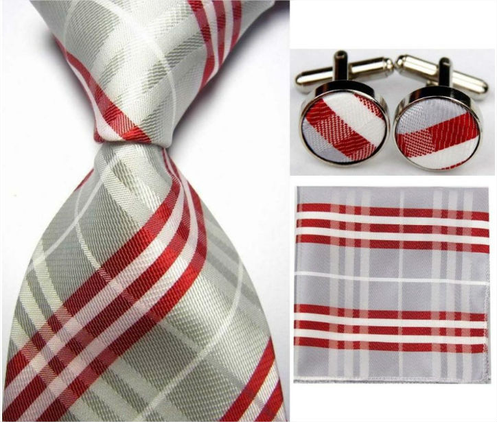Cravate grise avec mouchoir et boutonnière