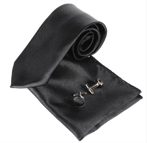 Cravate noire avec mouchoir de poche et boutonnière