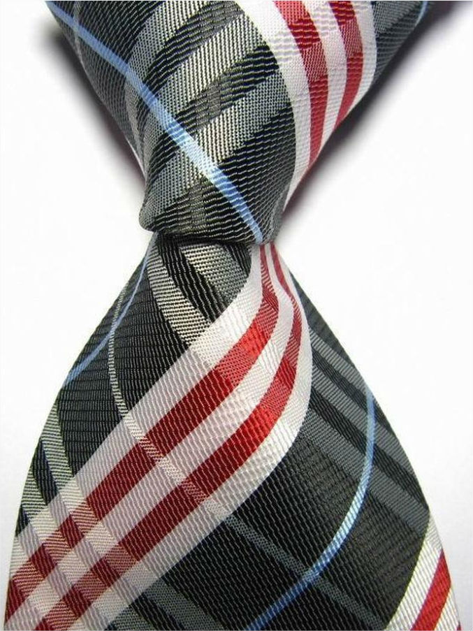 Cravate gris foncé avec mouchoir et boutonnière
