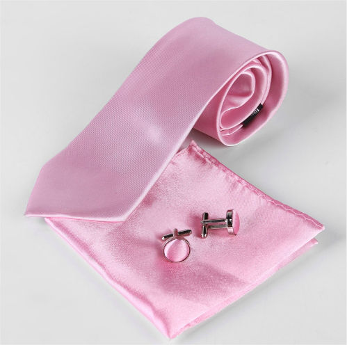 Cravate rose avec mouchoir de poche et boutonnière