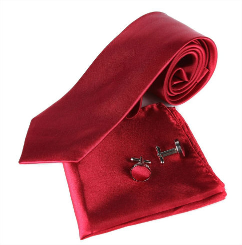 Cravate rouge avec mouchoir de poche et boutonnière
