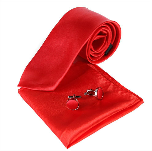 Cravate rouge clair avec mouchoir de poche et boutonnière