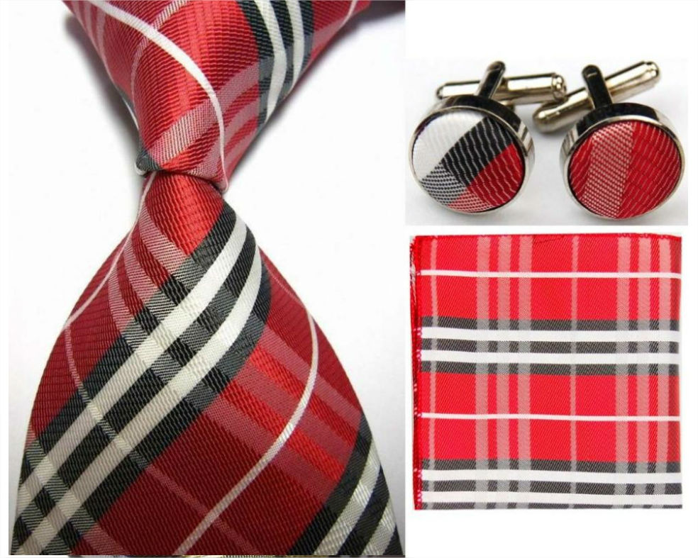 Cravate rouge avec mouchoir et boutonnière