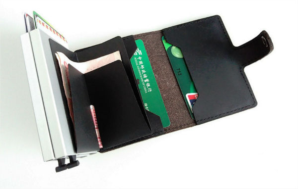 Porte carte avec systeme de levier